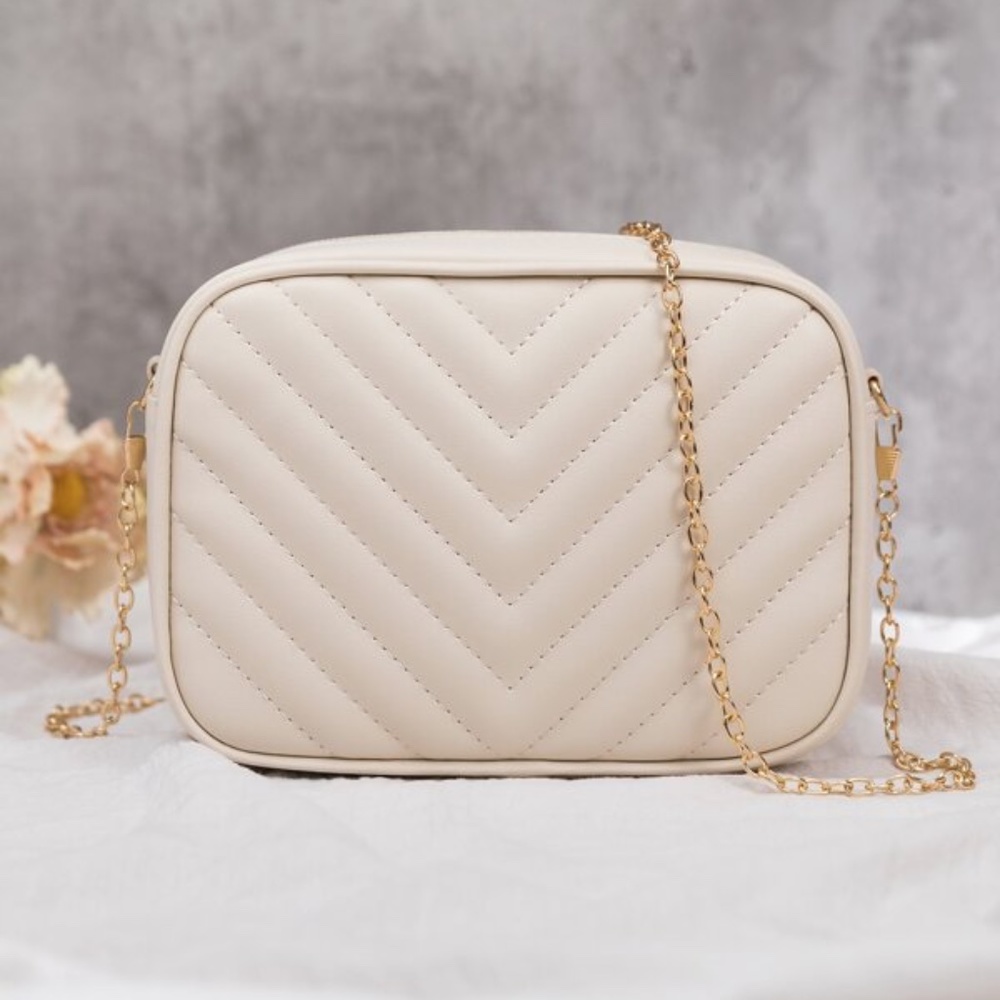 Luxe Vegan leather Quilted Chain Crossbody bag - Picture 4 of 4